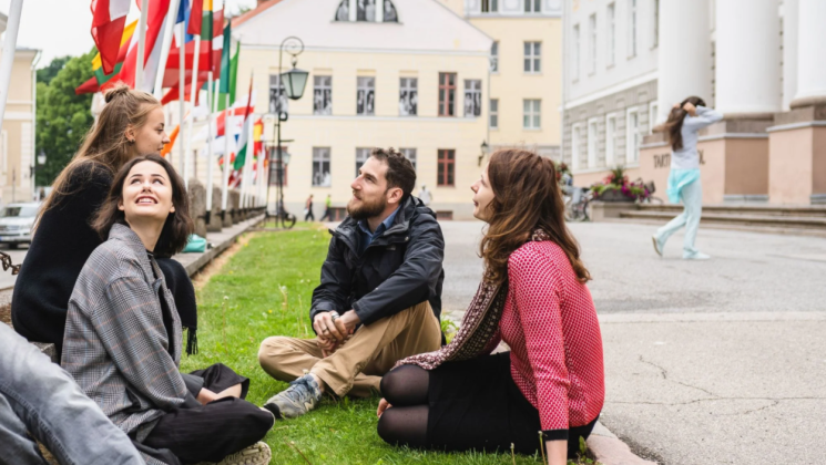 Students talking in front of the University of Tartu main building