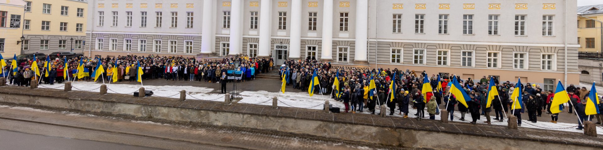 Tartu ülikooli peahoone ja Ukraina lipud